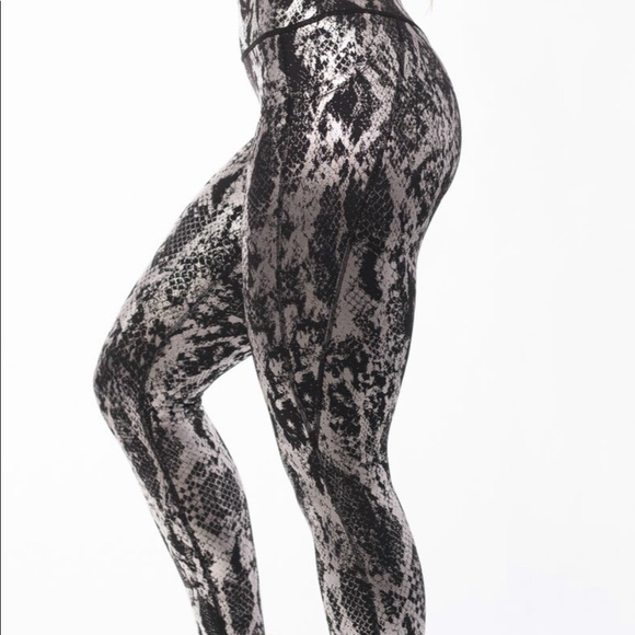 Curves N Combatboots V4 Black Mamba - Picture 3 of 6